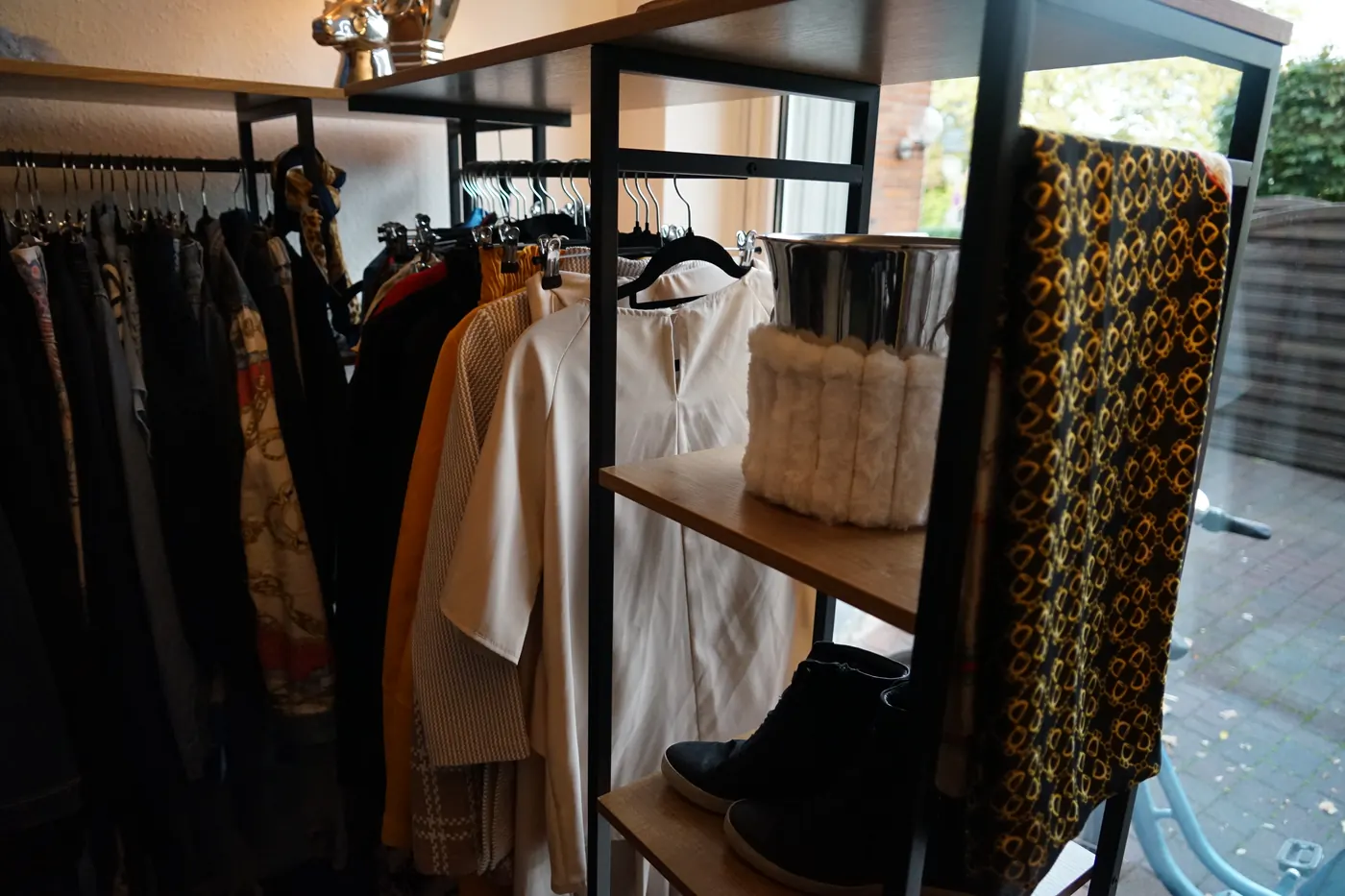 Regal mit Taschen und Kleidung