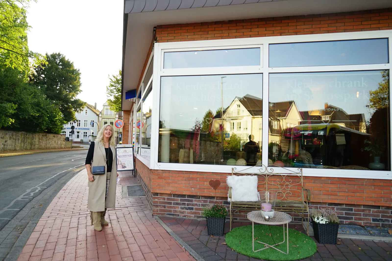 Yvonne vor dem Schaufenster des Kleiderschranks in der Heldmanstraße