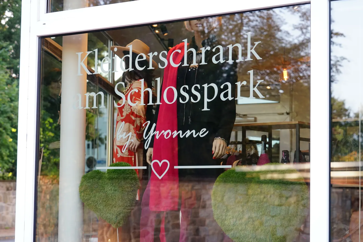 Schriftzug auf der Schaufensterscheibe